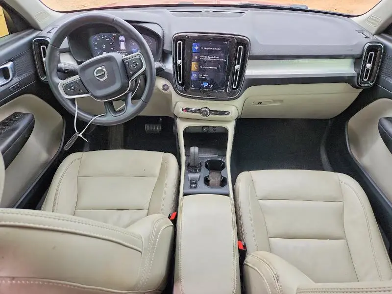 2019 VOLVO XC40 T5 MOMENTUM  