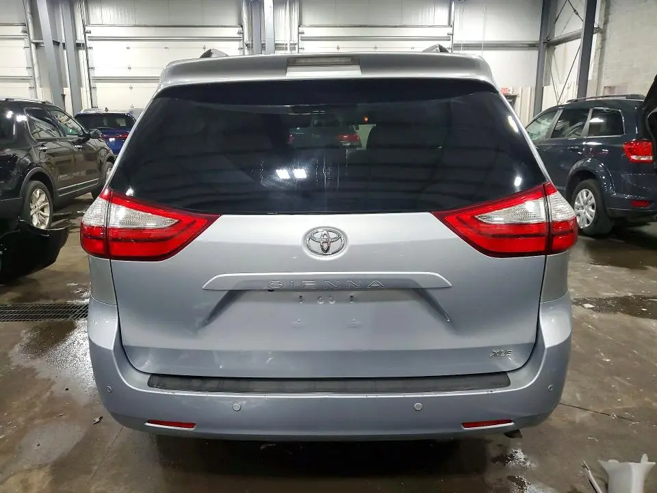 2016 TOYOTA SIENNA XLE PREMIUM 8-PASSENGER  