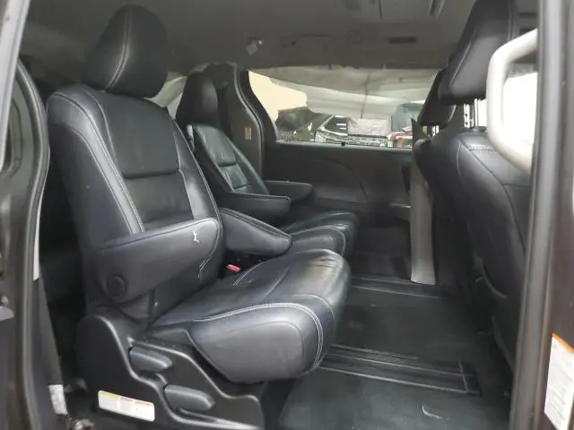 2017 TOYOTA SIENNA SE  