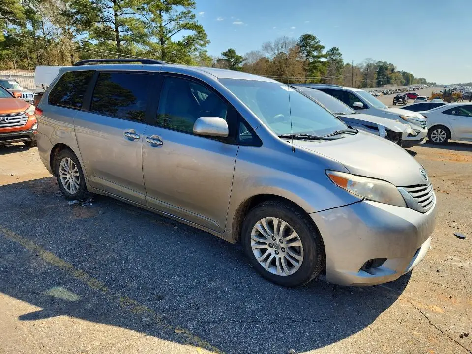 2013 TOYOTA SIENNA XLE  