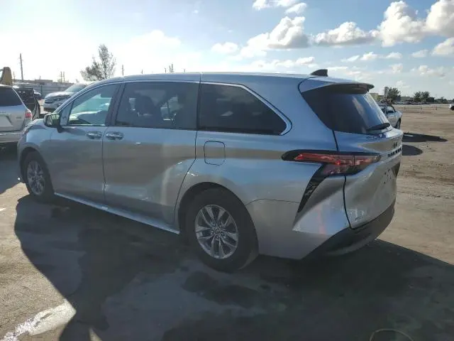 2021 TOYOTA SIENNA XLE  