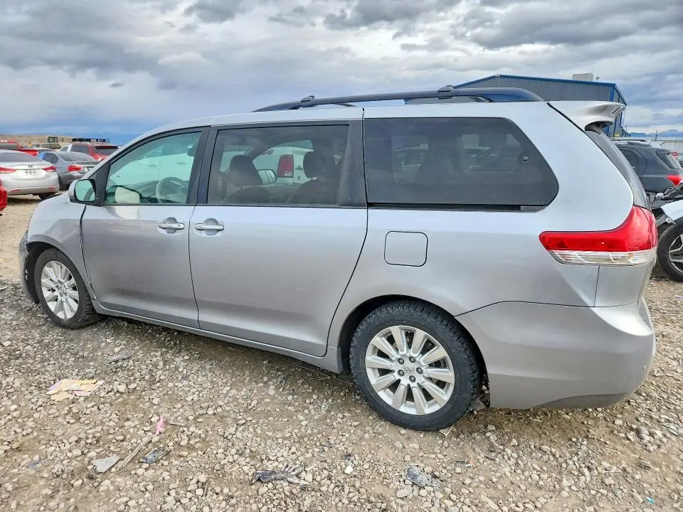 2014 TOYOTA SIENNA XLE  