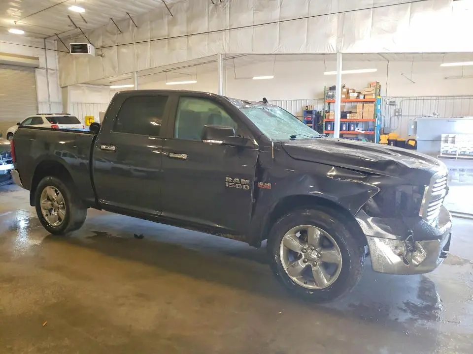 2016 RAM 1500 SLT  