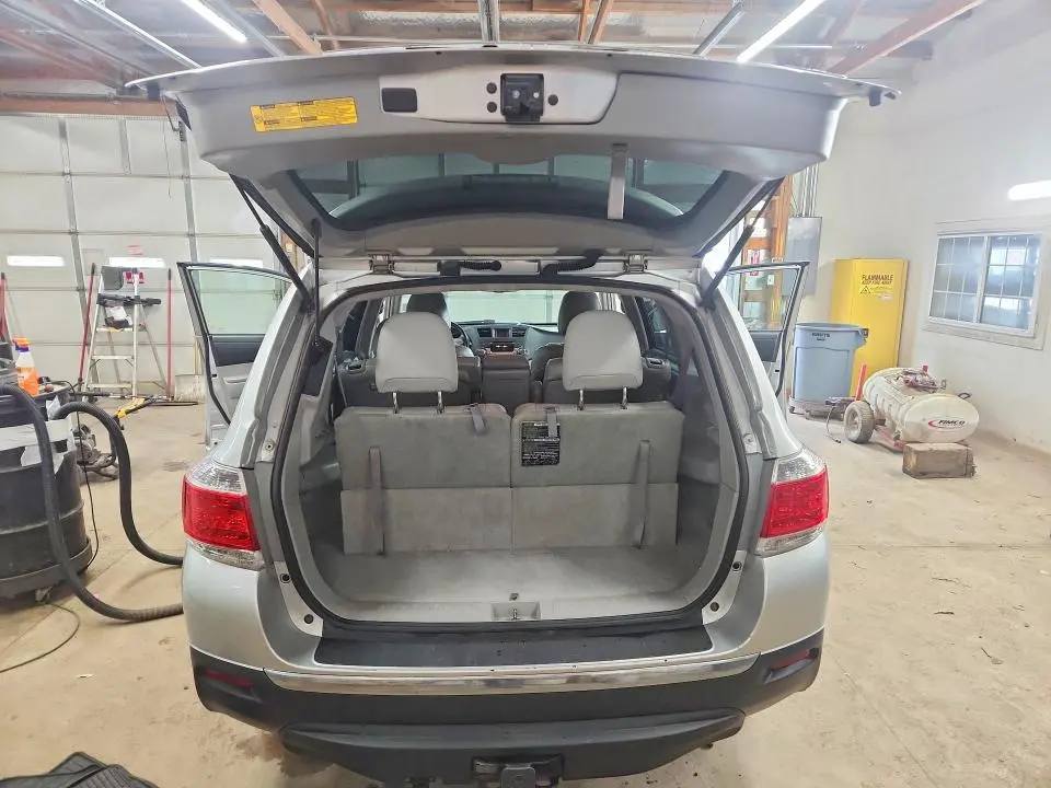 2012 TOYOTA HIGHLANDER SE  