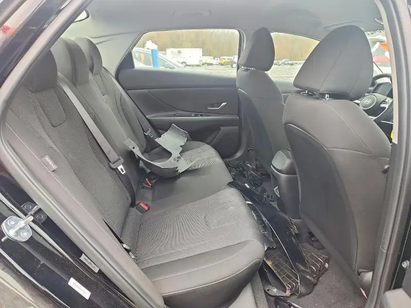 2025 HYUNDAI ELANTRA SE  