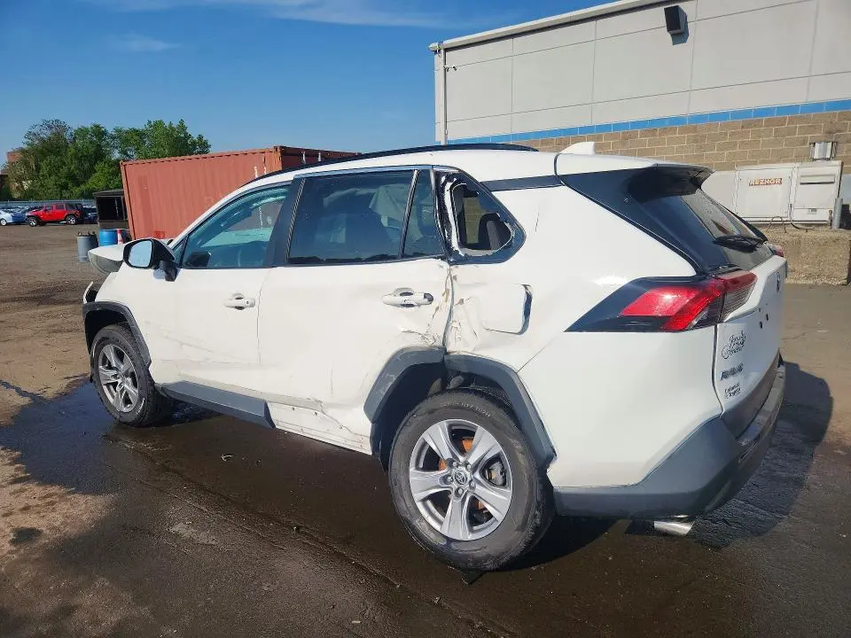 2022 TOYOTA RAV4 XLE  