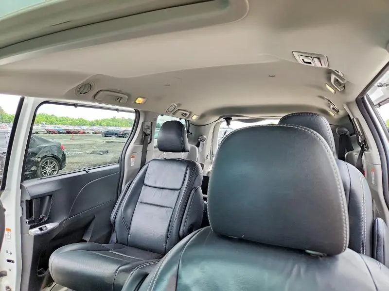 2017 TOYOTA SIENNA SE  