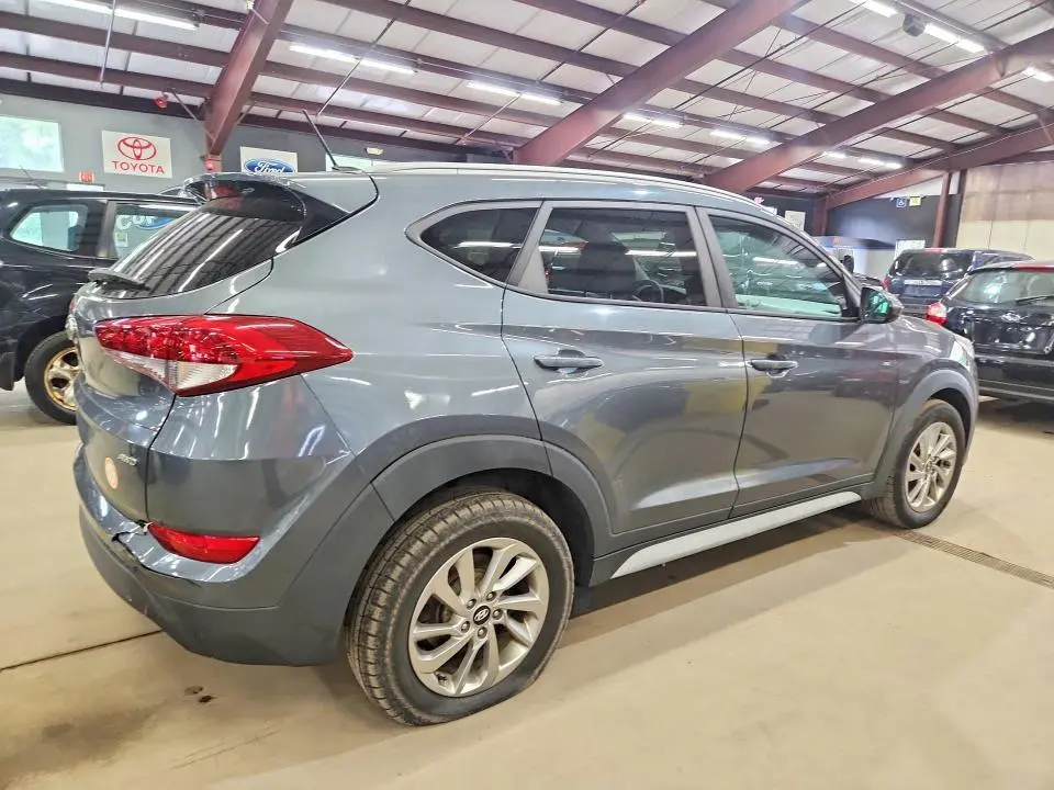 2017 HYUNDAI TUCSON SE  