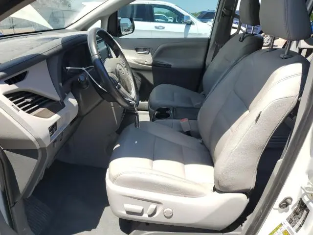 2020 TOYOTA SIENNA XLE  