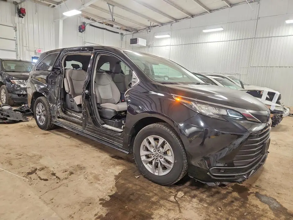 2023 TOYOTA SIENNA LE  