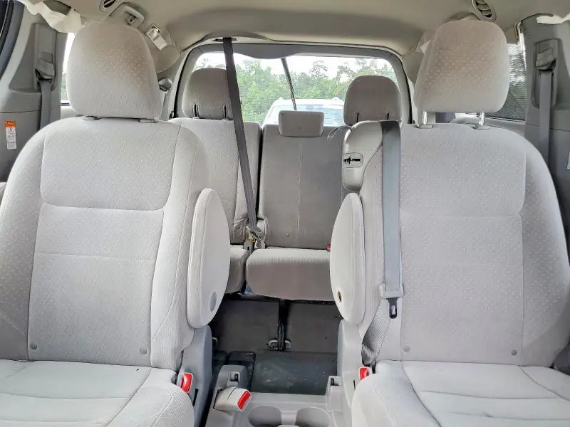 2017 TOYOTA SIENNA LE  