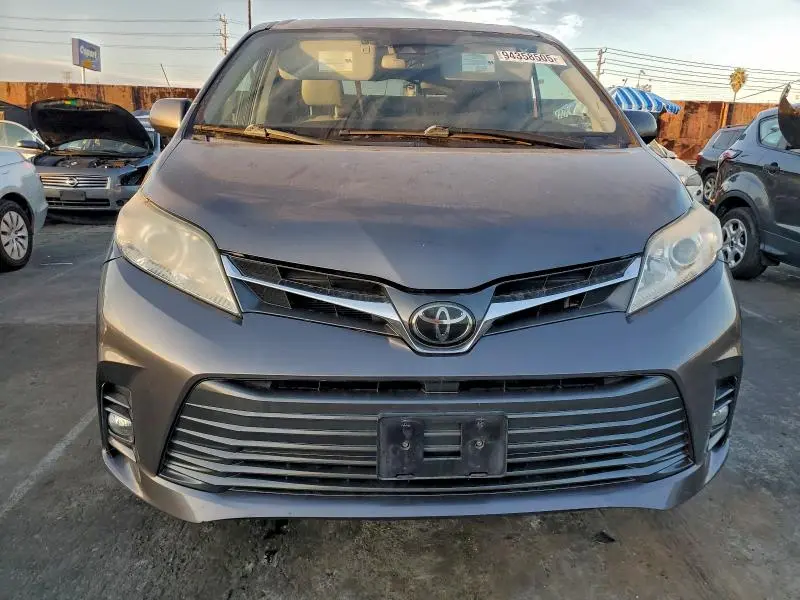 2019 TOYOTA SIENNA XLE  