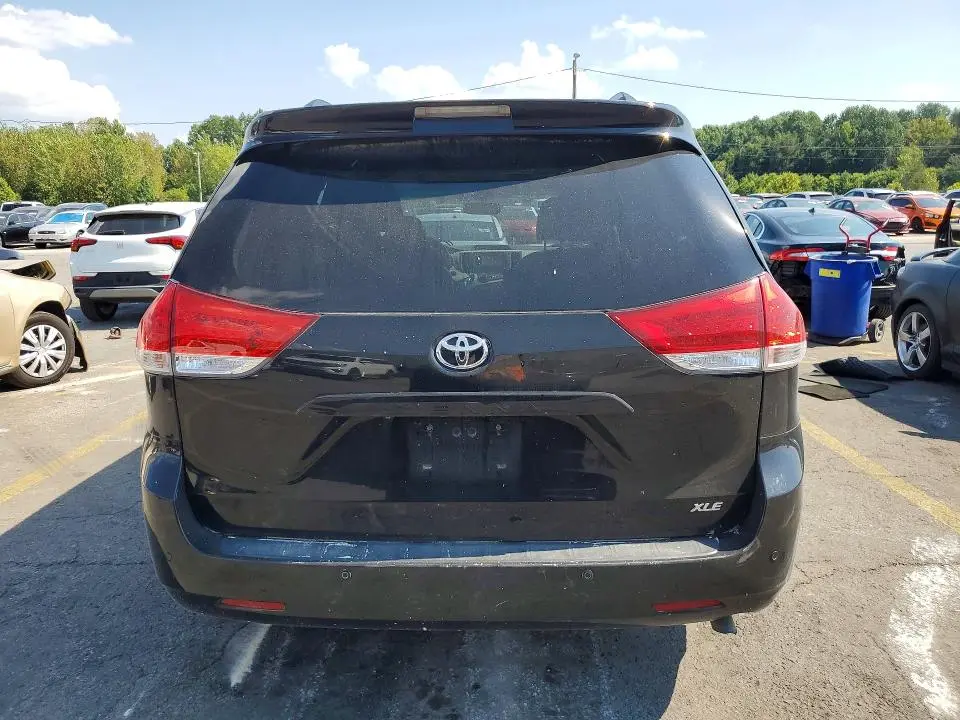 2014 TOYOTA SIENNA XLE 8-PASSENGER  