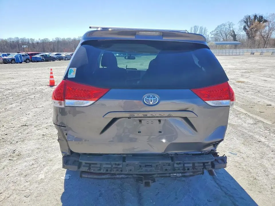 2014 TOYOTA SIENNA LE 8-PASSENGER  