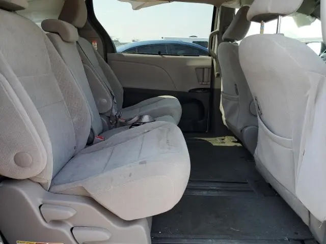 2017 TOYOTA SIENNA LE  