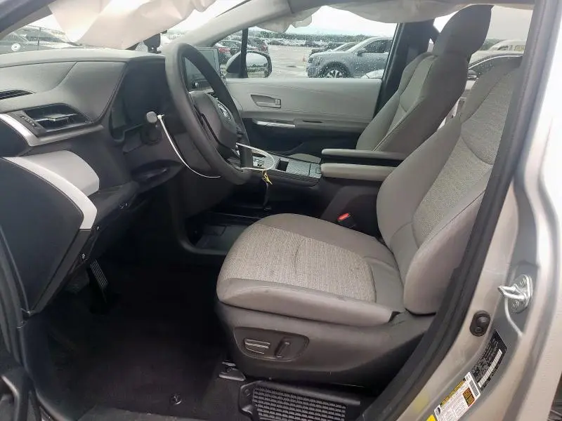 2025 TOYOTA SIENNA LE  