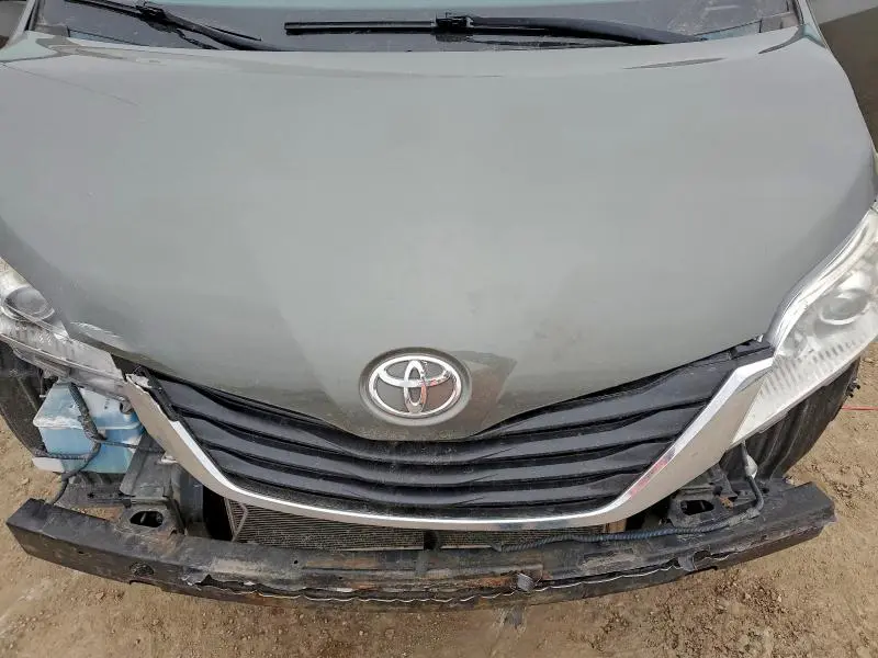 2012 TOYOTA SIENNA XLE  