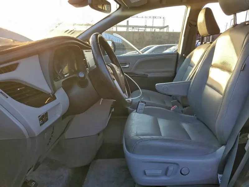 2019 TOYOTA SIENNA XLE  