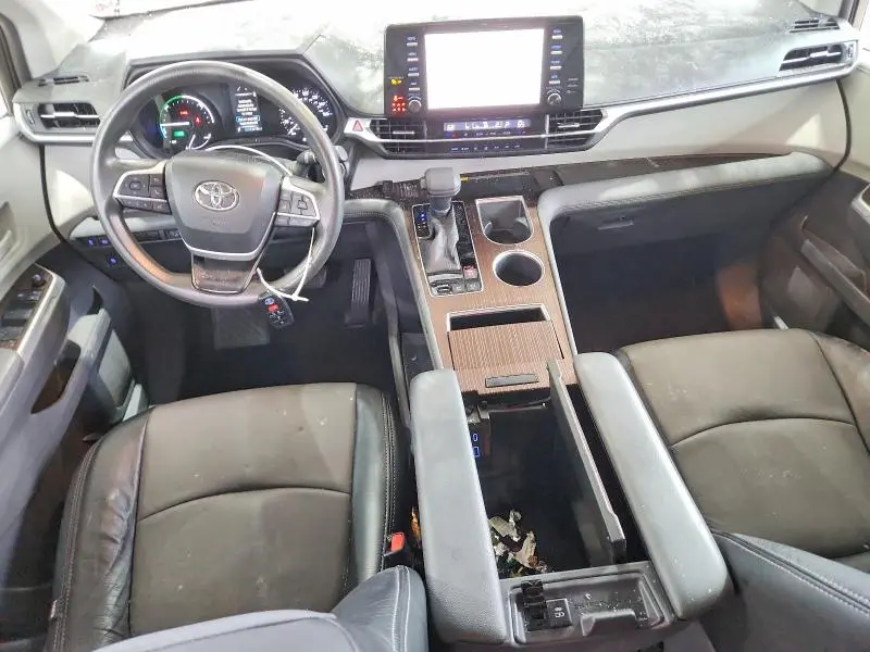 2021 TOYOTA SIENNA LE  