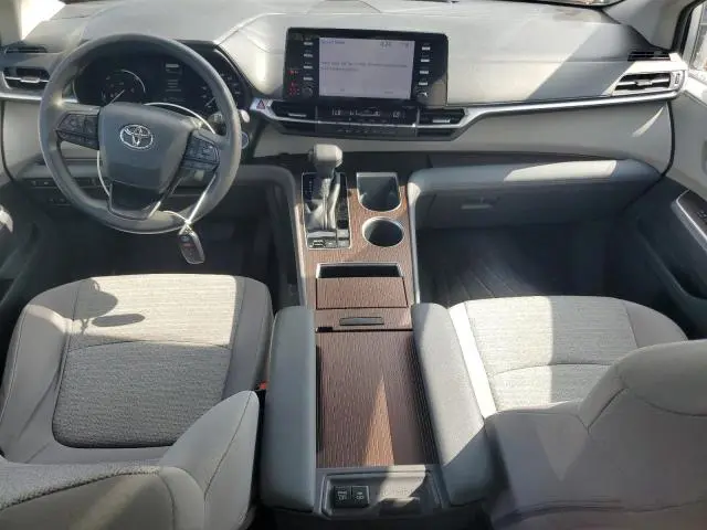 2022 TOYOTA SIENNA LE  