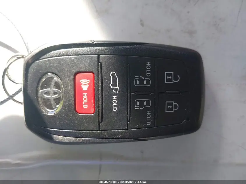 2026 TOYOTA SIENNA XLE