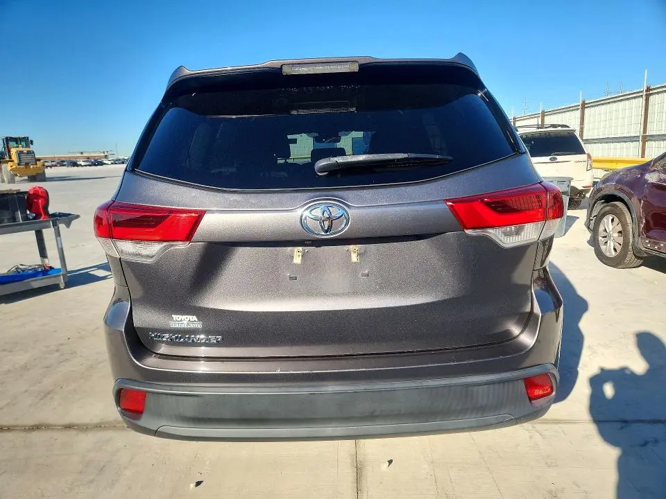 2019 TOYOTA HIGHLANDER LE  