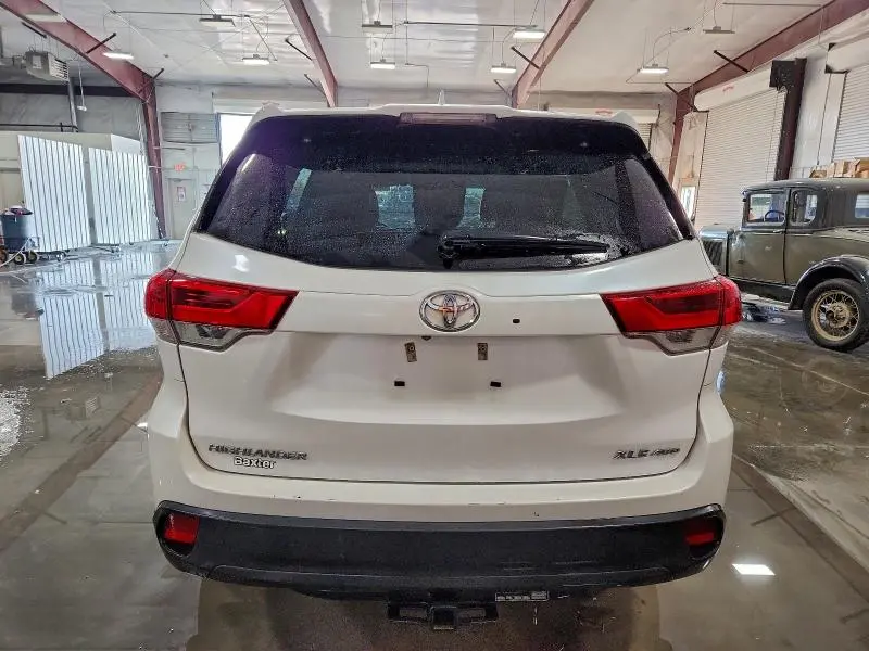 2018 TOYOTA HIGHLANDER SE  