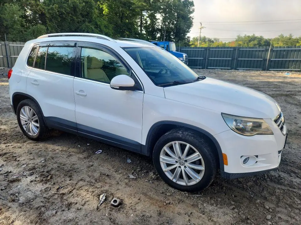 2011 VOLKSWAGEN TIGUAN S  