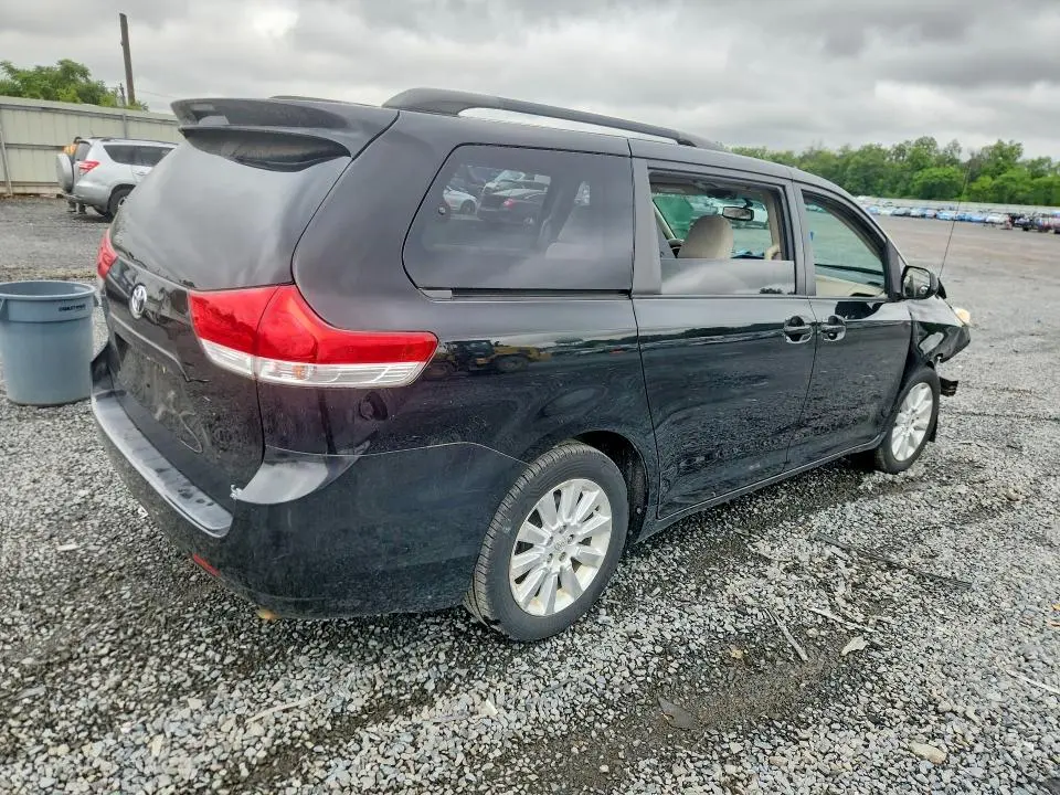 2012 TOYOTA SIENNA LE  