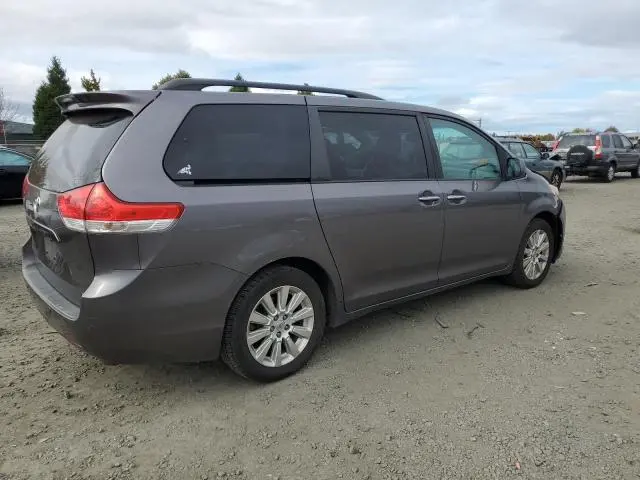 2011 TOYOTA SIENNA XLE  