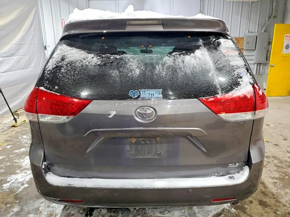 2011 TOYOTA SIENNA XLE  