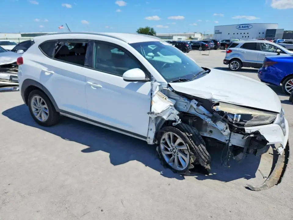 2016 HYUNDAI TUCSON SE  
