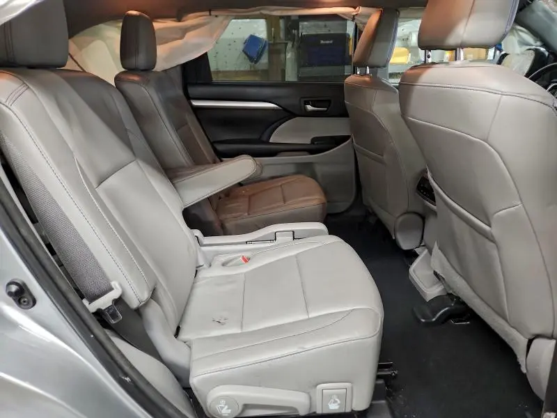 2018 TOYOTA HIGHLANDER SE  