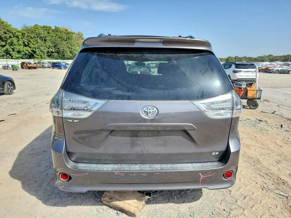 2017 TOYOTA SIENNA SE  