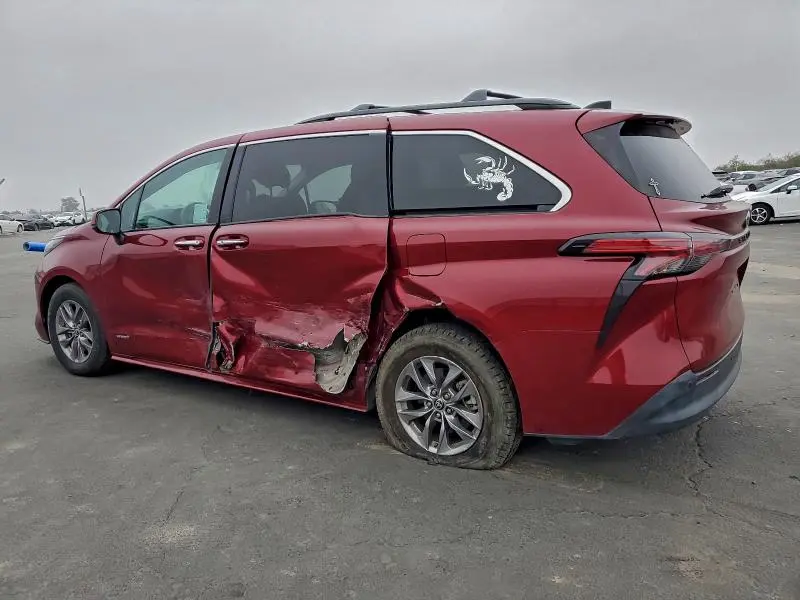 2021 TOYOTA SIENNA XLE  