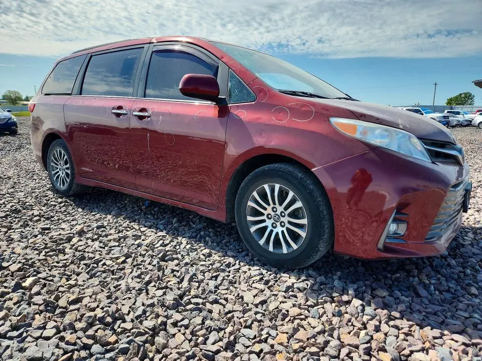 2018 TOYOTA SIENNA XLE 8-PASSENGER  