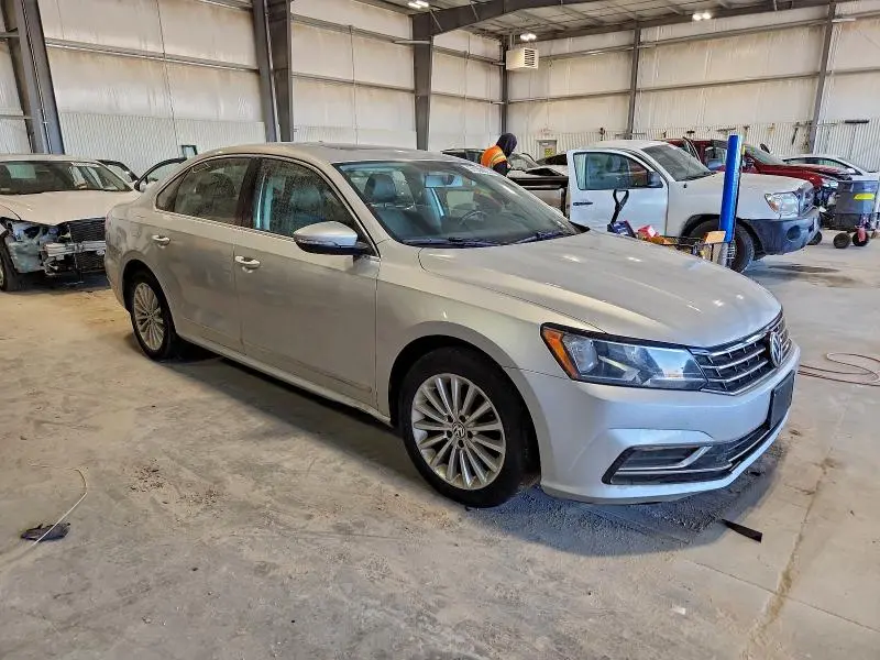 2016 VOLKSWAGEN PASSAT SE  
