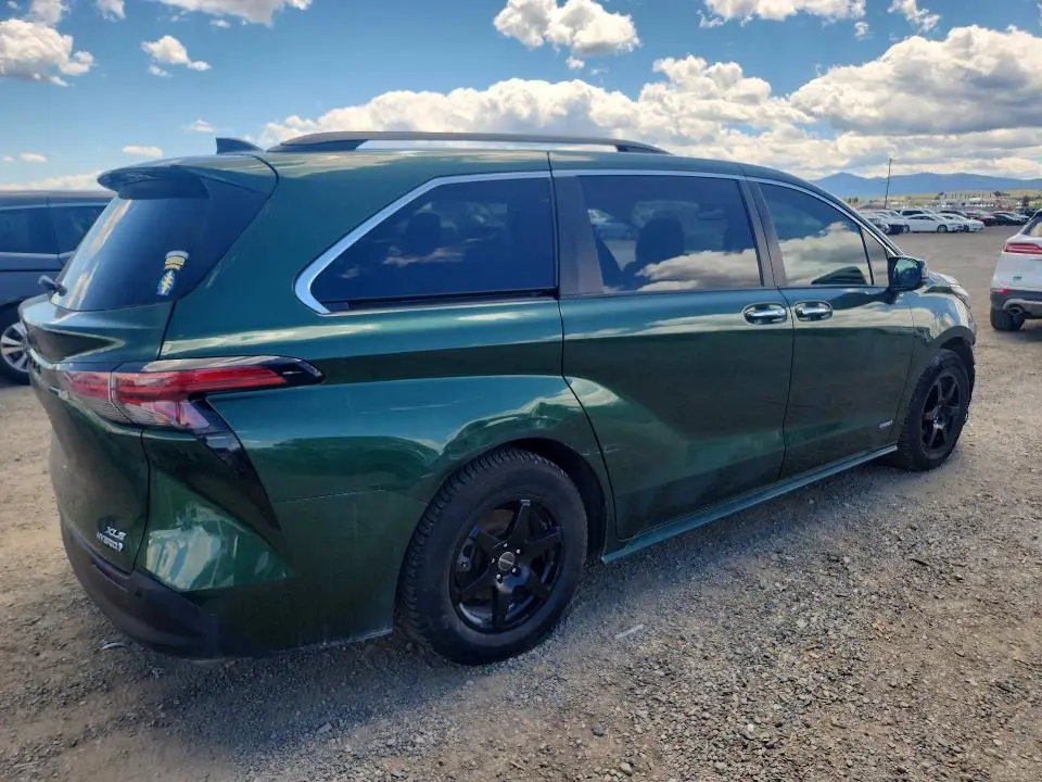 2021 TOYOTA SIENNA XLE  