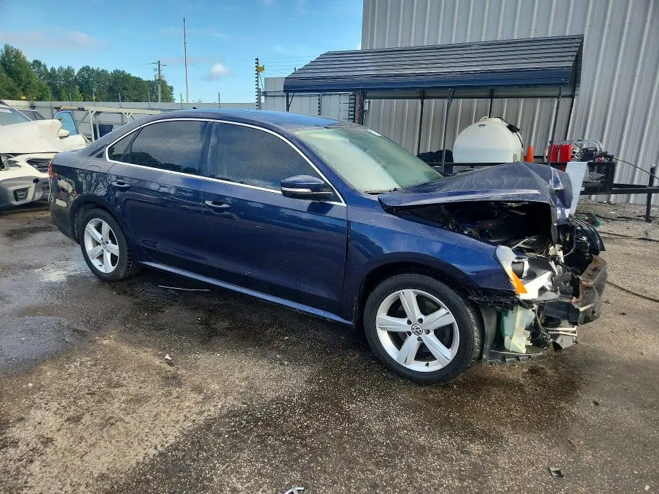 2013 VOLKSWAGEN PASSAT SE  