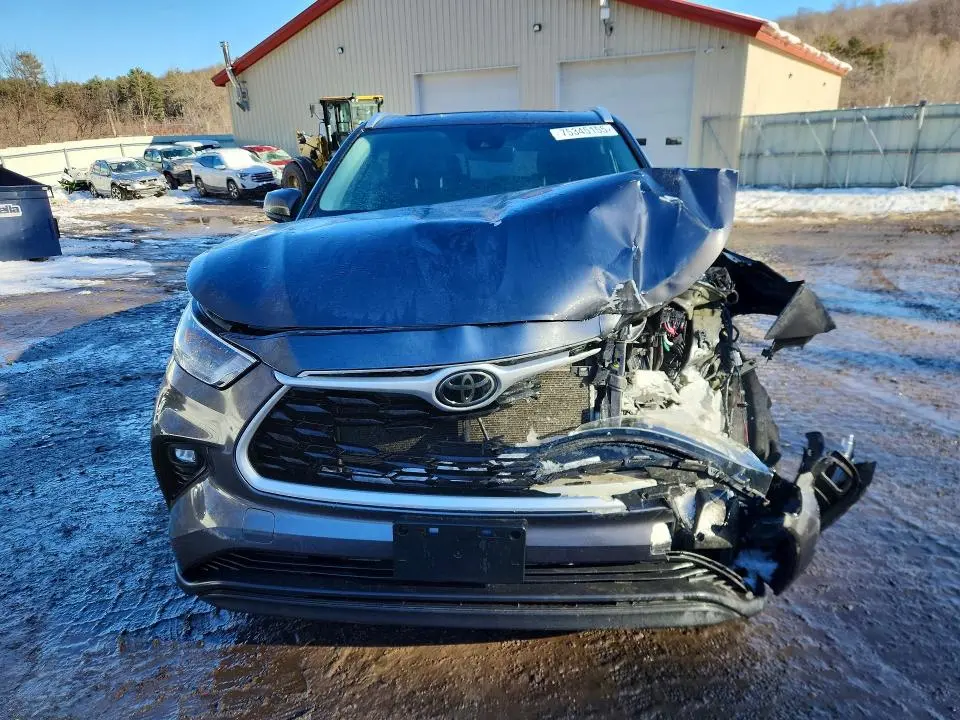 2022 TOYOTA HIGHLANDER XLE  