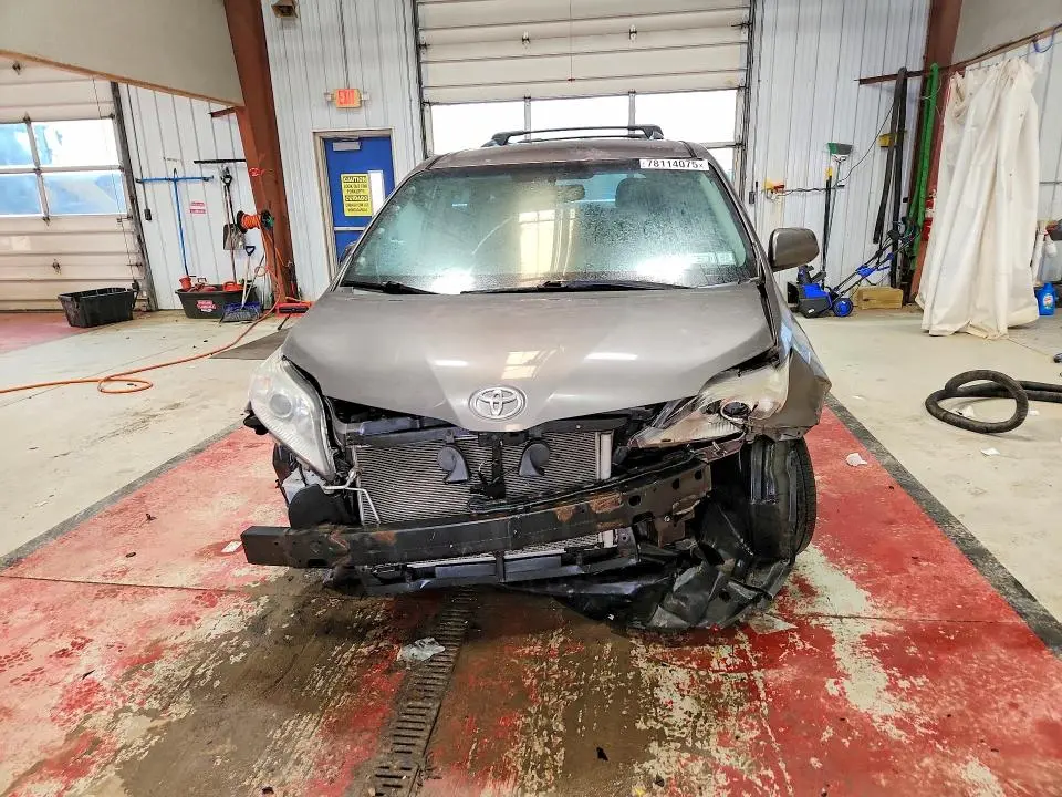 2015 TOYOTA SIENNA LE 8-PASSENGER  