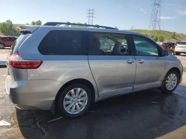 2017 TOYOTA SIENNA XLE  