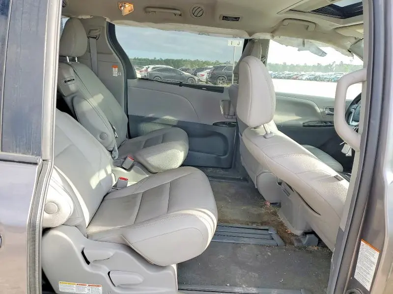 2019 TOYOTA SIENNA XLE 8-PASSENGER  
