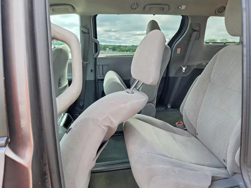 2017 TOYOTA SIENNA LE  